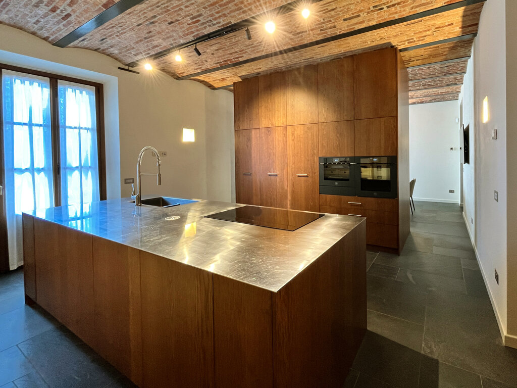 Bergo Arredi — interno di una residenza con cucina su misura in essenza nobile